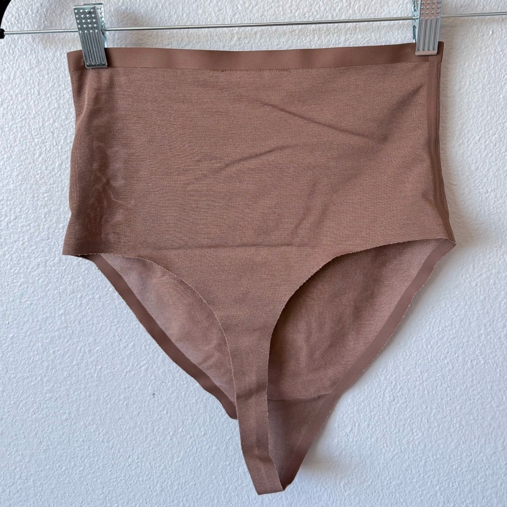 🌷NWOT SKIMS Summer Sheer Sculpt Thong Shapewear in Jasper - Picture 3 of 7